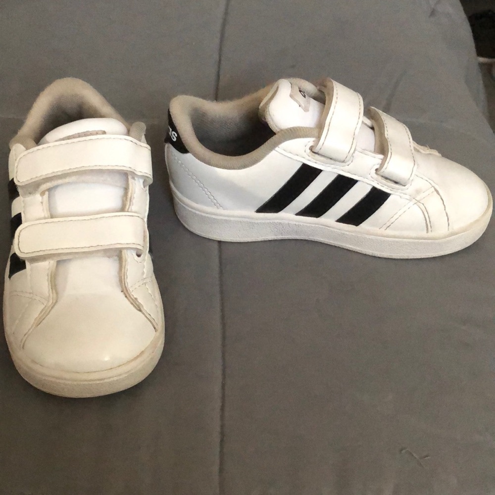 Adidas strapped Sneaker